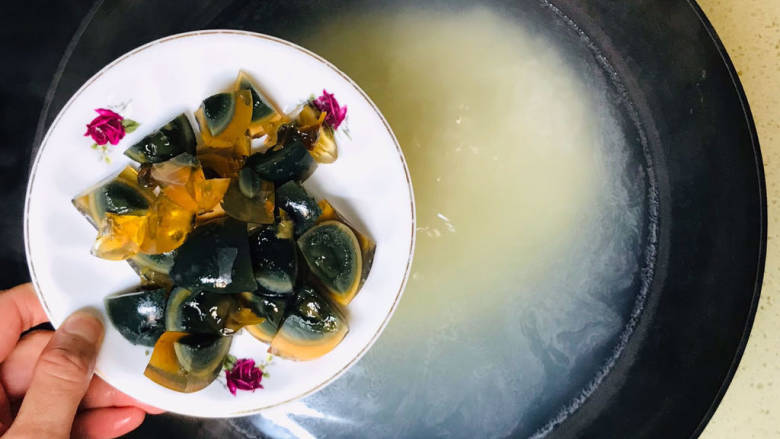 皮蛋火腿粥,清理干净浮沫,加入皮蛋