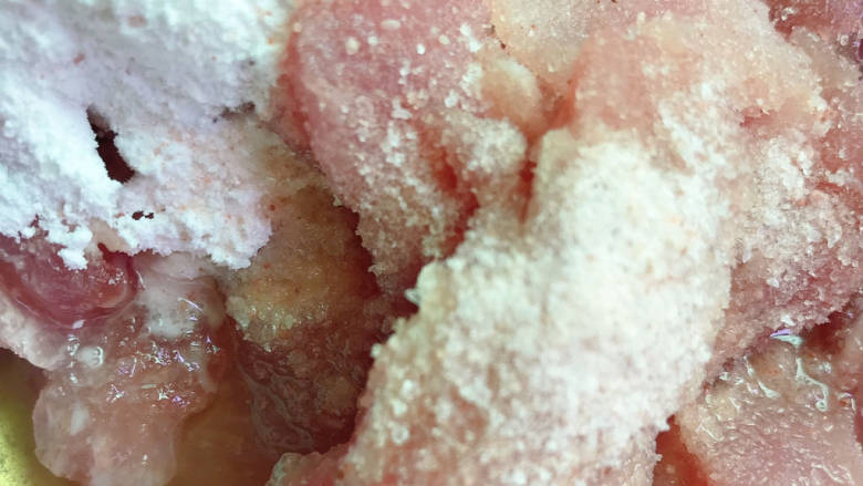 #闹元宵#白蘑菇炒肉片,放盐,翻拌均匀后腌制一会儿
