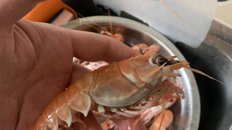 酱烧海龙虾,海龙虾洗净,