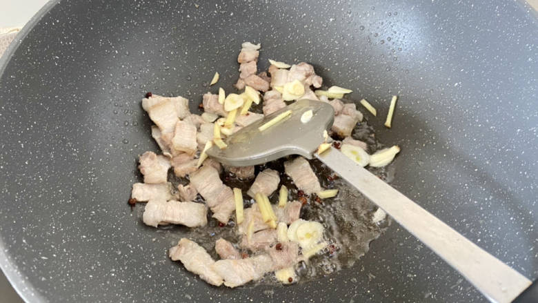 土豆回锅肉,加入姜丝蒜片豆豉,煸炒出香味