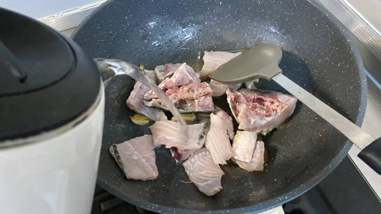 金汤鱼,再加入适量开水,