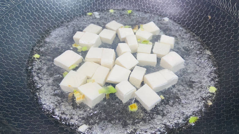豆腐蛋花汤,放入豆腐煮沸,转小火煮三分钟