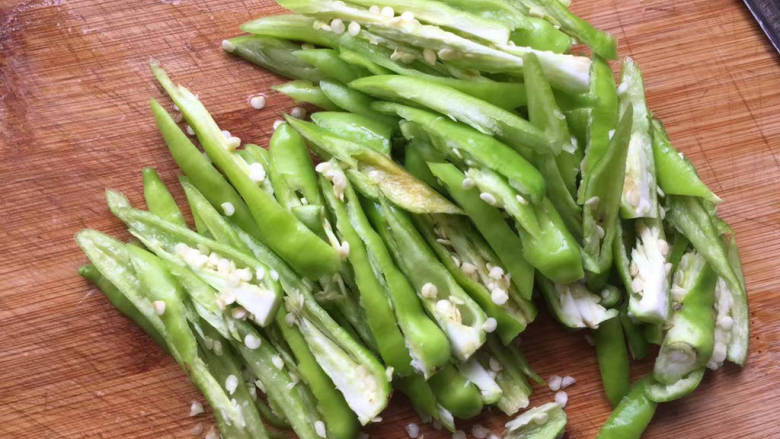 青菜炒粉条,<a style='color:red;display:inline-block;' href='/shicai/ 61'>青椒</a>切丝