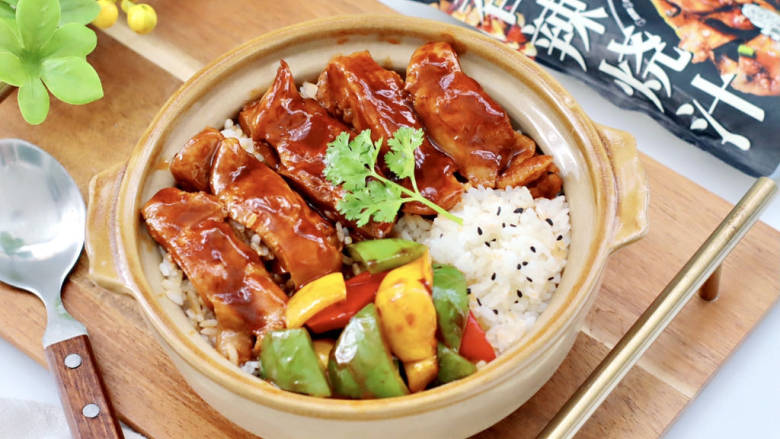 彩椒鸡腿饭,平常都是自己搭配调料,虽然好吃,却总感觉少点灵魂,闺蜜推荐了这款香辣烧汁,今天试了一下,果然口感让我感觉惊艳,酱汁里有烧肉必备的二十多种植物香辛料,烧出来的鸡肉浓郁酱香的底味,有多种口感的鲜辣,但是辣度适中,刚好下饭提鲜又不呛口的那种,可以说老少皆宜了。
另外,这次烧肉比平时少用了50%的时间,也是因为这款酱汁把香辛料变成了调味汁,稳定香味的同时更方便入味。对于经常在家做饭的人来说非常实用,省时省事还操作简单,下次用它烧点别的肉试试,喜欢的宝们赶紧安排起来吧!