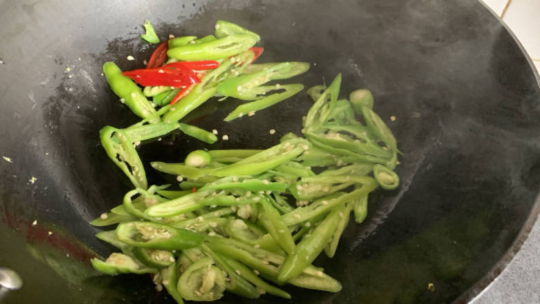 黄瓜炒土豆丝,下入青椒煸炒