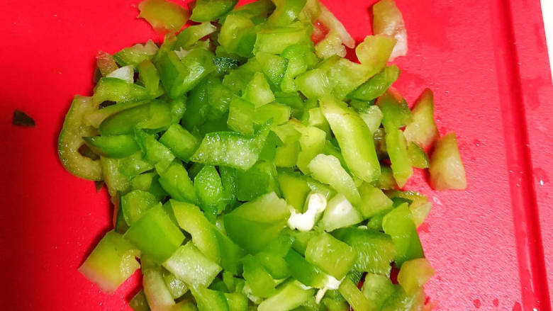 玉米虾仁蛋炒饭,准备一些<a style='color:red;display:inline-block;' href='/shicai/ 61'>青椒</a>丁。