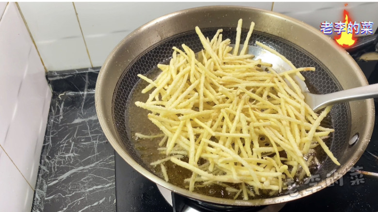 香甜酥脆的金丝土豆制作教程,炸定型捞出