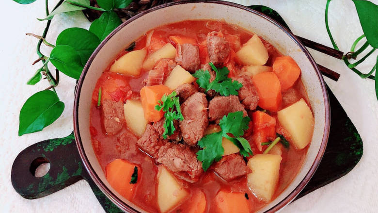 红焖牛肉煲,一道家常滋补佳肴红焖牛肉煲上桌了!
