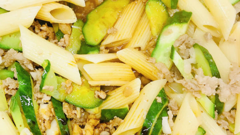 青瓜炒意面,根据自己口味加入<a style='color:red;display:inline-block;' href='/shicai/ 788'>生抽</a>