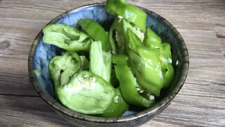 辣椒干炒南瓜,<a style='color:red;display:inline-block;' href='/shicai/ 61'>青椒</a>洗净,去蒂留籽(他喜欢辣椒籽)切成小块备用