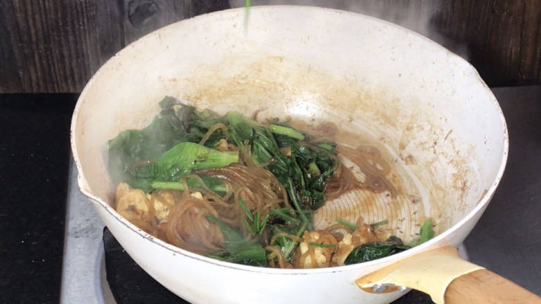 包菜粉丝炒鸡蛋,撒入葱花,拌匀