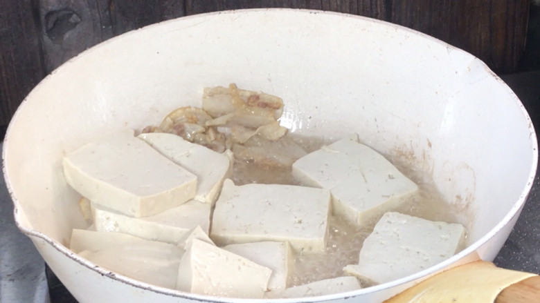 豆腐炖冬瓜,放入豆腐,煎至两面金黄,盛出备用
