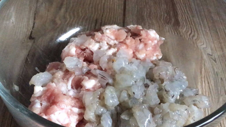 海鲜小馄饨,洗净后切碎,放入肉末中