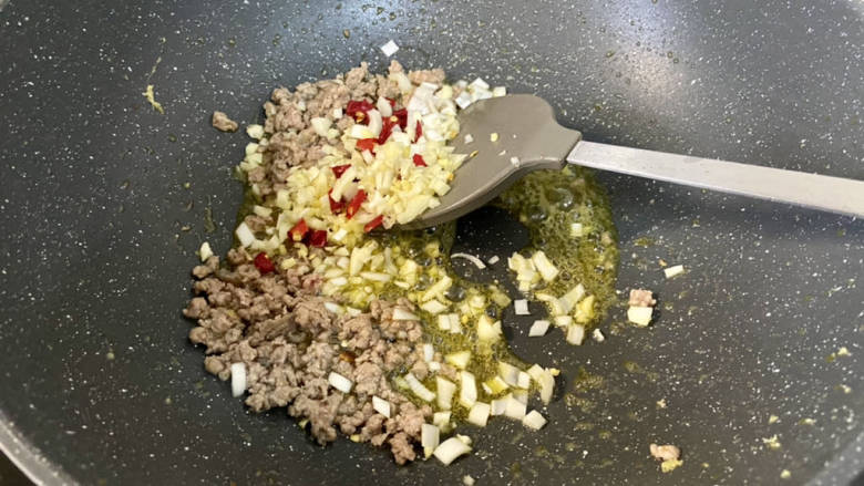 酸辣豆腐➕肉末酸辣豆腐,加入蒜末姜末,葱白小米辣中小火煸香