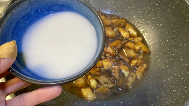 糖醋茭白➕五花肉糖醋茭白,转中大火,淋两汤匙水淀粉,收汁