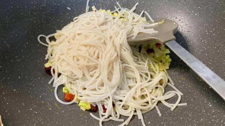 韭菜豆芽炒粉丝➕韭菜豆芽鸡蛋炒粉条,加入粉条,翻炒均匀
