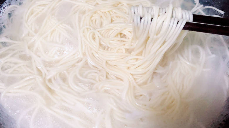肉酱拌面,另起一锅,煮熟<a style='color:red;display:inline-block;' href='/shicai/ 4221'>拉面</a>。
