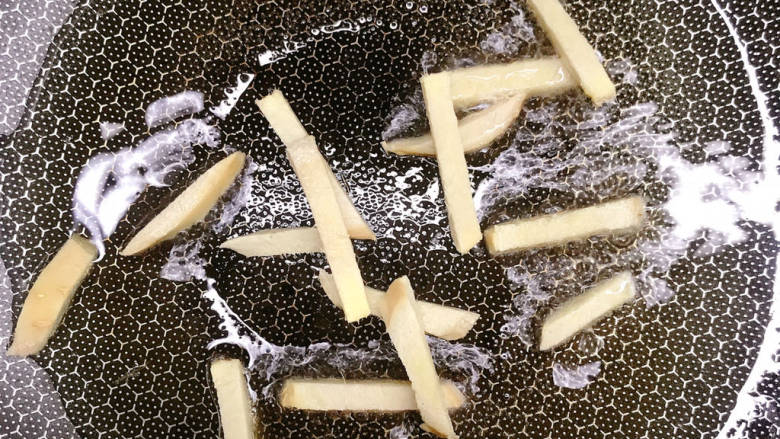 莴笋炒肉丝,锅中放油烧热,下姜丝炒香