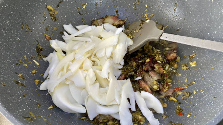 腊肉炒冬笋➕外婆菜腊肉炒冬笋,加入笋片,中大火翻炒均匀