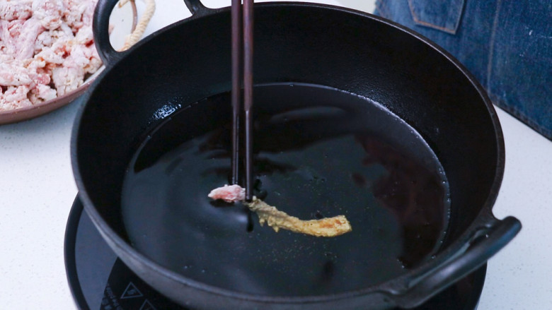 醋肉,猪肉放入锅中,中火炸至定型