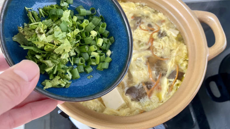 豆腐蛋花汤➕杂菌豆腐蛋花汤,朋友送的云南杂菌,随手抓一小把,冲洗一下,清水泡发20分钟