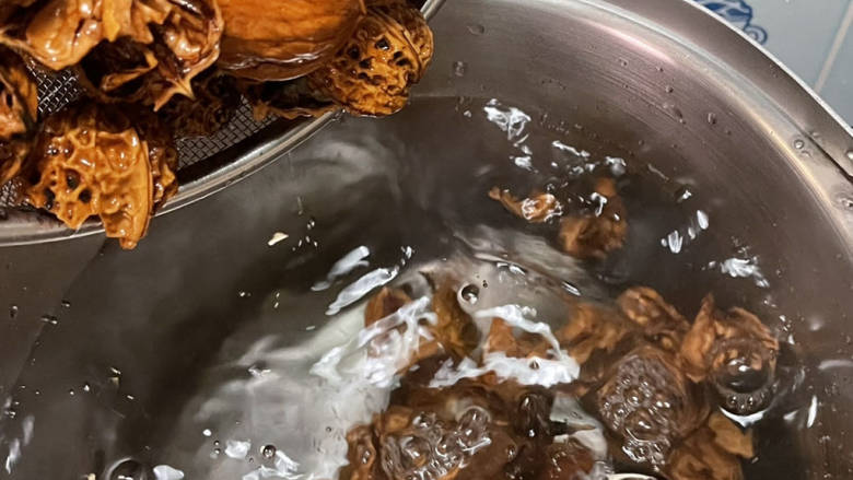 核桃壳煮水,水开放洗干净的核桃壳