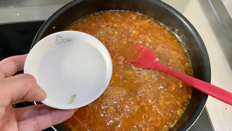 滑蛋牛肉➕番茄肥肉滑蛋,转中大火,淋入两三汤匙水淀粉勾芡,搅拌收浓汤汁