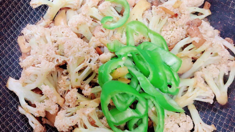 干锅菜花五花肉,加入尖椒丝,翻炒均匀。