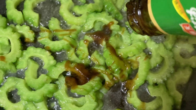 苦瓜炒腊肠片,加入蚝油。