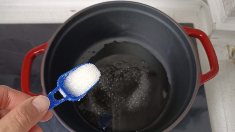 红烧鸭块,锅中倒入食用油,加入两勺白砂糖,炒至溶化冒泡;
