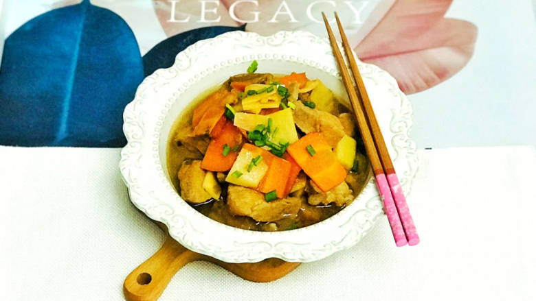山药胡萝卜炖羊肉,装盘后,撒入葱花装饰,美味的山药胡萝卜炖羊肉就做好了