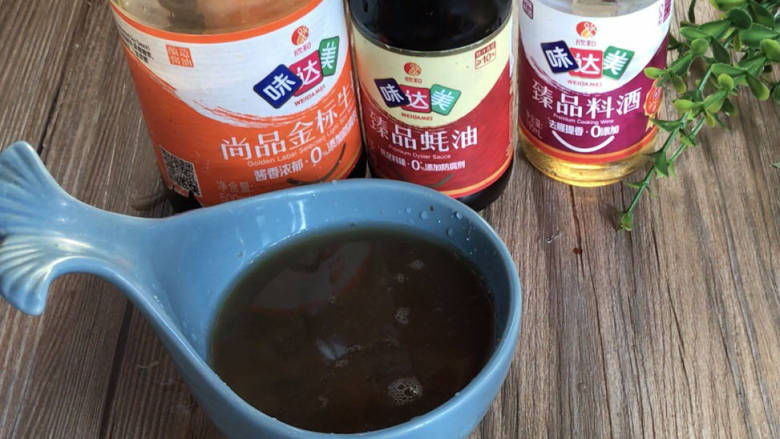 鱼香肉丝,淀粉中加入所有的调料和适量清水，拌匀备用