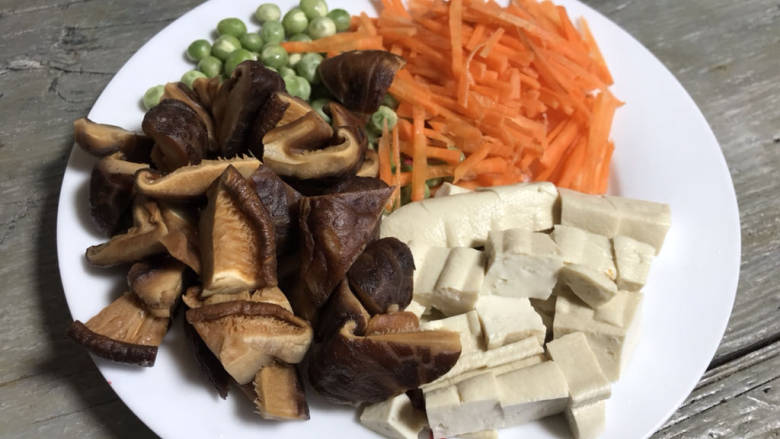芝香豆腐,剩下的边角料切碎,香菇切碎备用