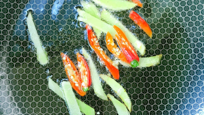 蒜黄炒牛肉,锅中放油烧热,放入生姜和小米辣炒香