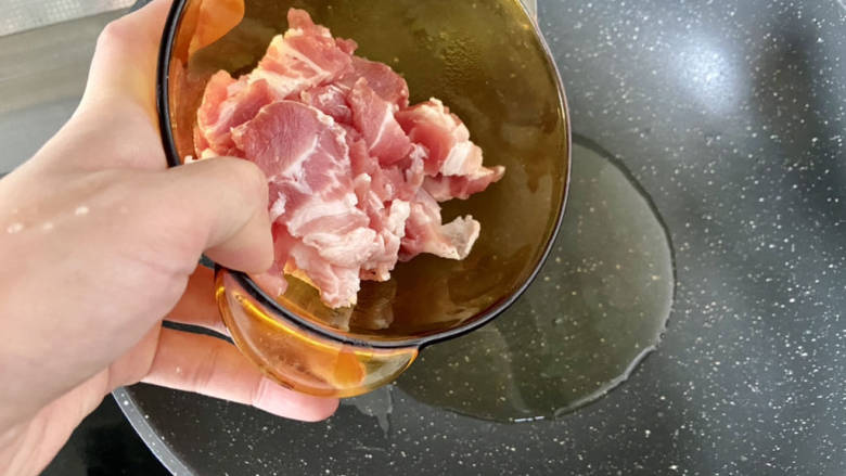五花肉炒黄瓜➕五花肉木耳炒黄瓜,热锅冷油,下五花肉片,中小火煸炒出油