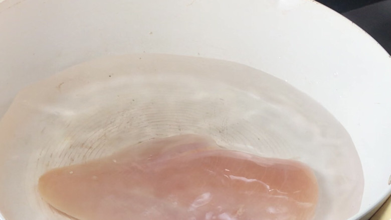 椒麻手撕鸡,就着油锅注入适量清水,加入<a style='color:red;display:inline-block;' href='/shicai/ 718'>料酒</a>,放入鸡肉煮熟