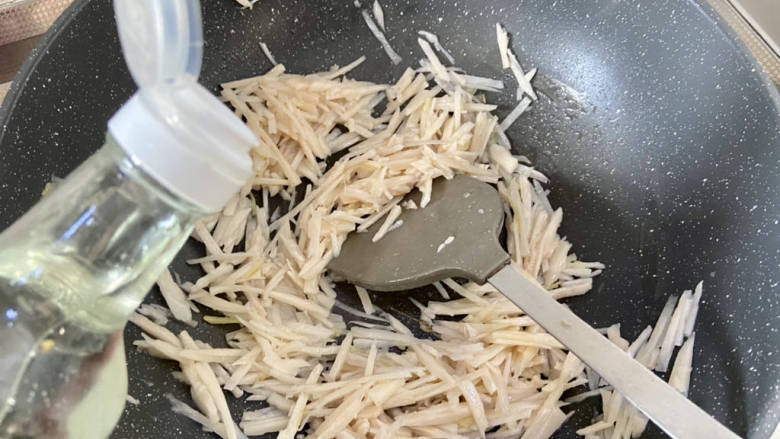炒藕丝➕青红椒炒藕丝,淋半汤匙白醋或米醋,中火翻炒,可以让藕丝更脆