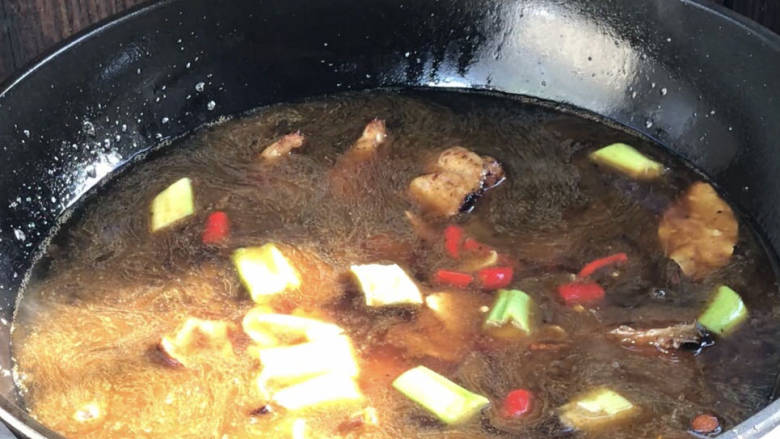 酱焖鸡块,放入多点热水,加入葱姜蒜和小米辣
