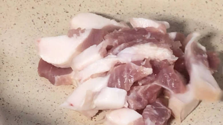 豌豆米炒肉,再起锅放入五花肉,煸炒至出油