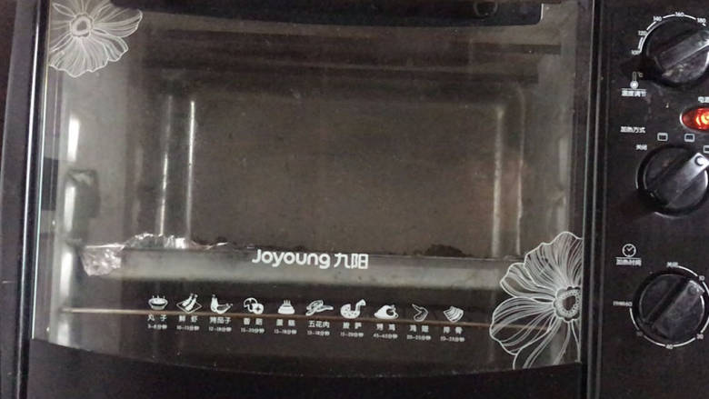 香烤鲫鱼,放入预热好的烤箱中层,200度烤10分钟