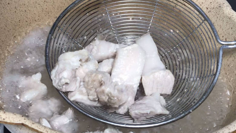 五花肉焖莲藕,沸腾后再煮3分钟,捞出备用