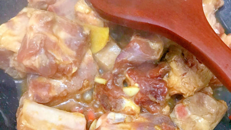 胡萝卜烧排骨,大火翻炒2-4分钟