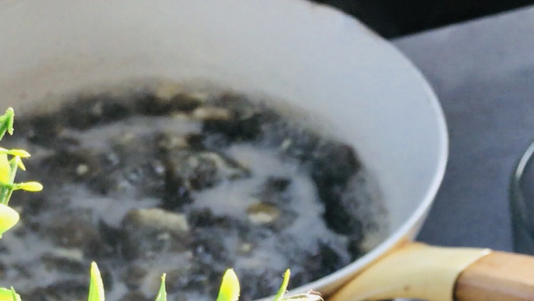 紫菜豆腐八卦汤,加入紫菜,拌匀