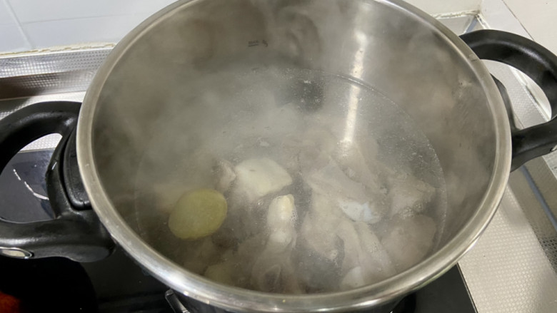 羊肉荞麦面,高压锅加约两升清水煮开,加入用焯水原汤冲干净的羊排