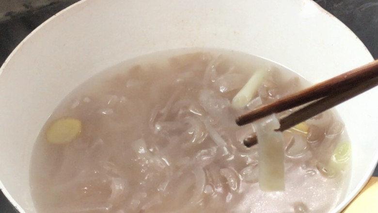 泡椒猪皮,10分钟后,用筷子能夹断猪皮就可以了