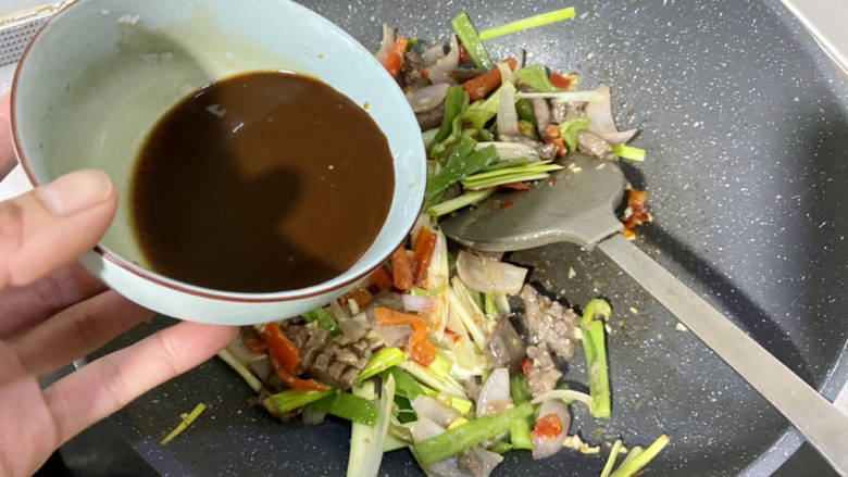 爆炒猪腰,最后淋入料汁,大火翻炒半分钟,即可出锅