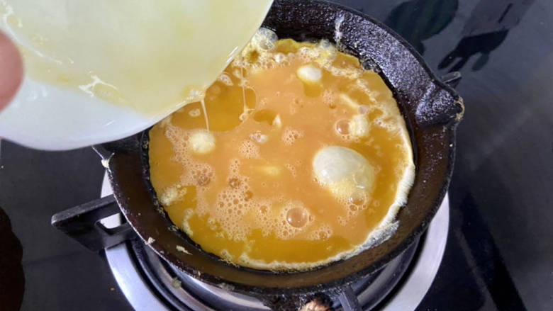 番茄黄瓜炒蛋,热锅加适量食用油,油七成热,下蛋液滑炒成型盛出,喜欢嫩的定型就出锅,喜欢口感老的可以多煎炒一下