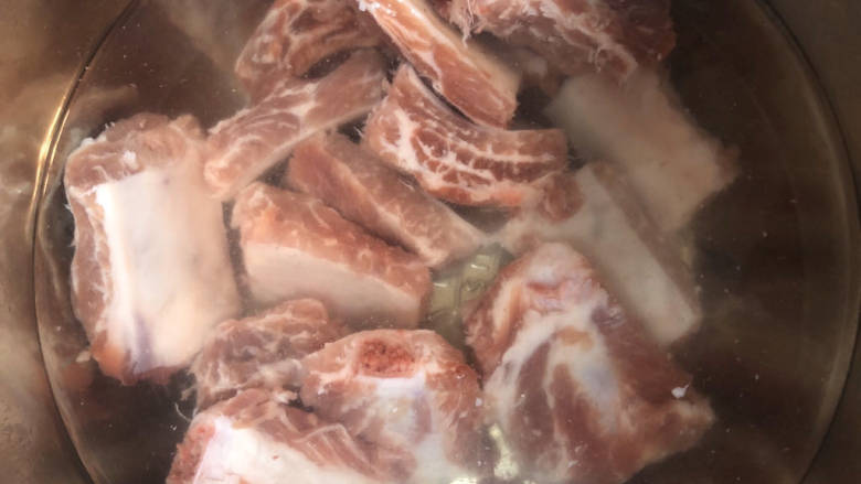 家常蒸排骨,冷水中浸泡,泡出血水,可加适量料酒去腥,然后清洗干净备用。