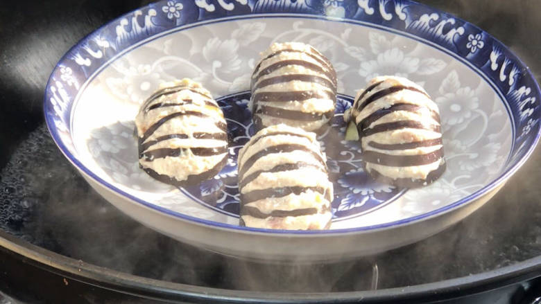 豆腐灯笼,装盘后放入开水锅中,蒸7分钟