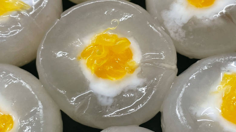 荔枝酸奶果冻(一口透心凉),把酸奶挤进荔枝中间,再在上面铺一点橙子肉。